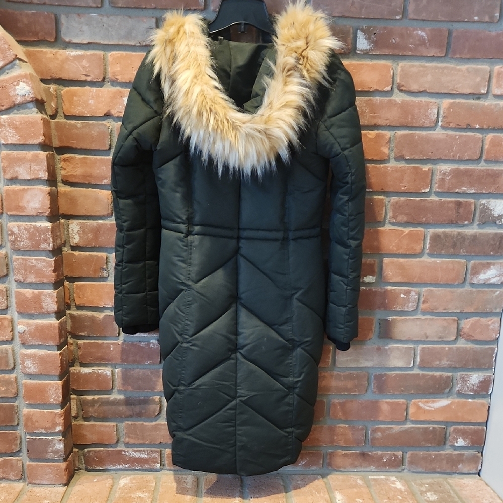 Brand New/Never Worn GUESS Women's Dark Green Puffer Jacket - Picture 3 of 5